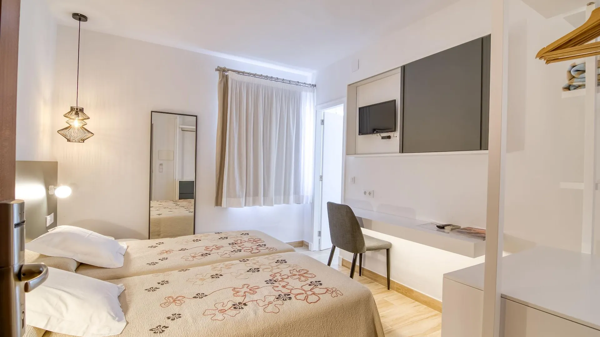 Pensión Hostal La Isla Maó